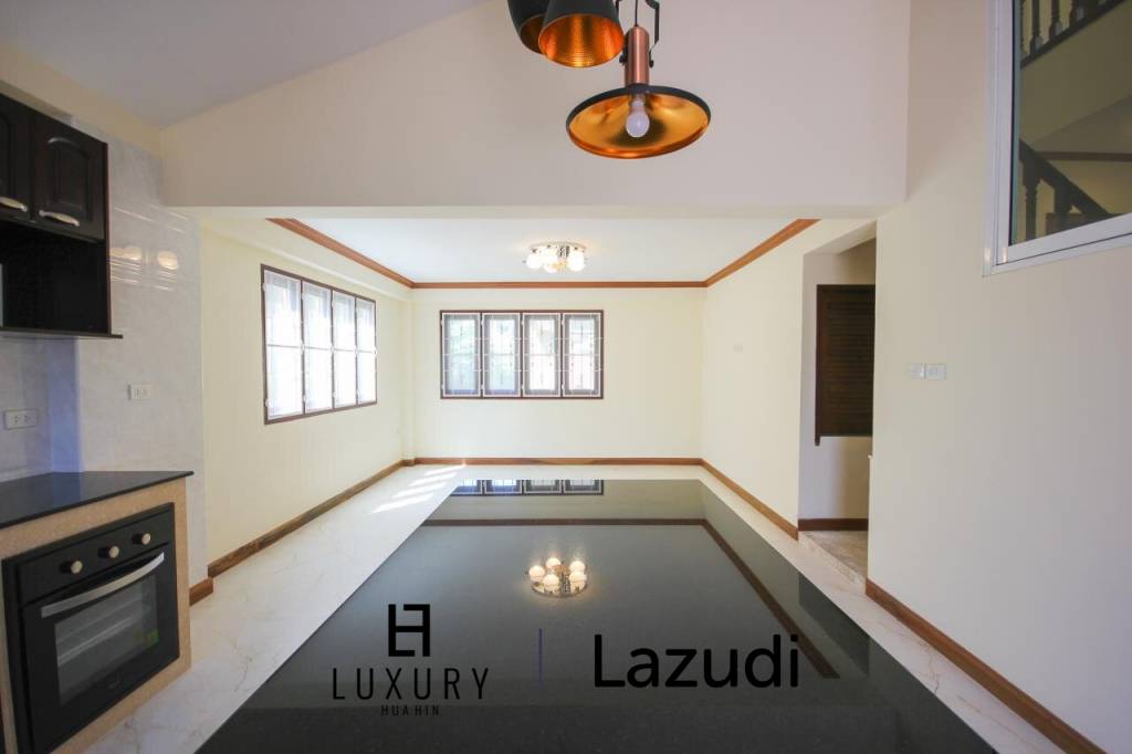 Nord Hua Hin: Neue Multi Level Pool Villa auf einem großen Grundstück