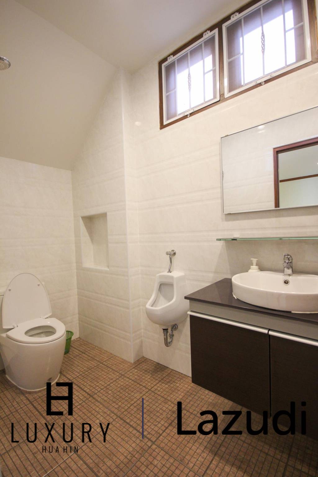 Nord Hua Hin: Neue Multi Level Pool Villa auf einem großen Grundstück