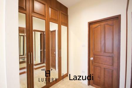 Nord Hua Hin: Neue Multi Level Pool Villa auf einem großen Grundstück