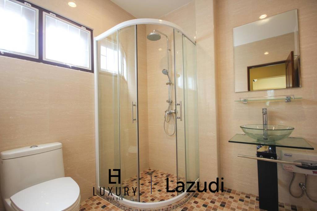 Nord Hua Hin: Neue Multi Level Pool Villa auf einem großen Grundstück