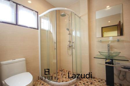 Nord Hua Hin: Neue Multi Level Pool Villa auf einem großen Grundstück