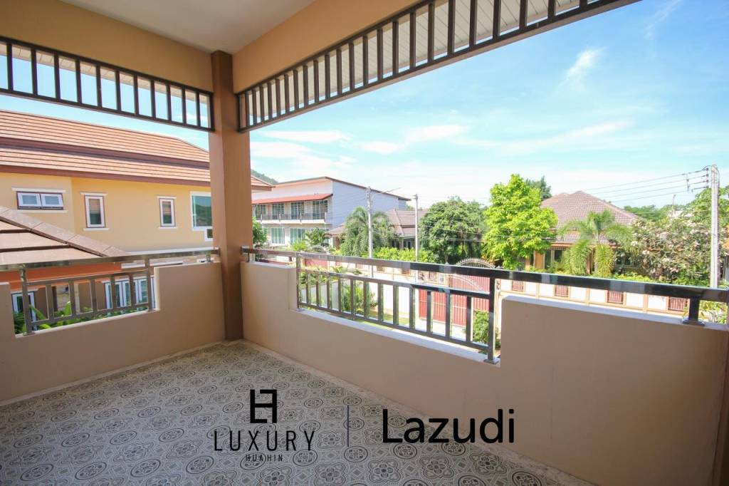 Nord Hua Hin: Neue Multi Level Pool Villa auf einem großen Grundstück