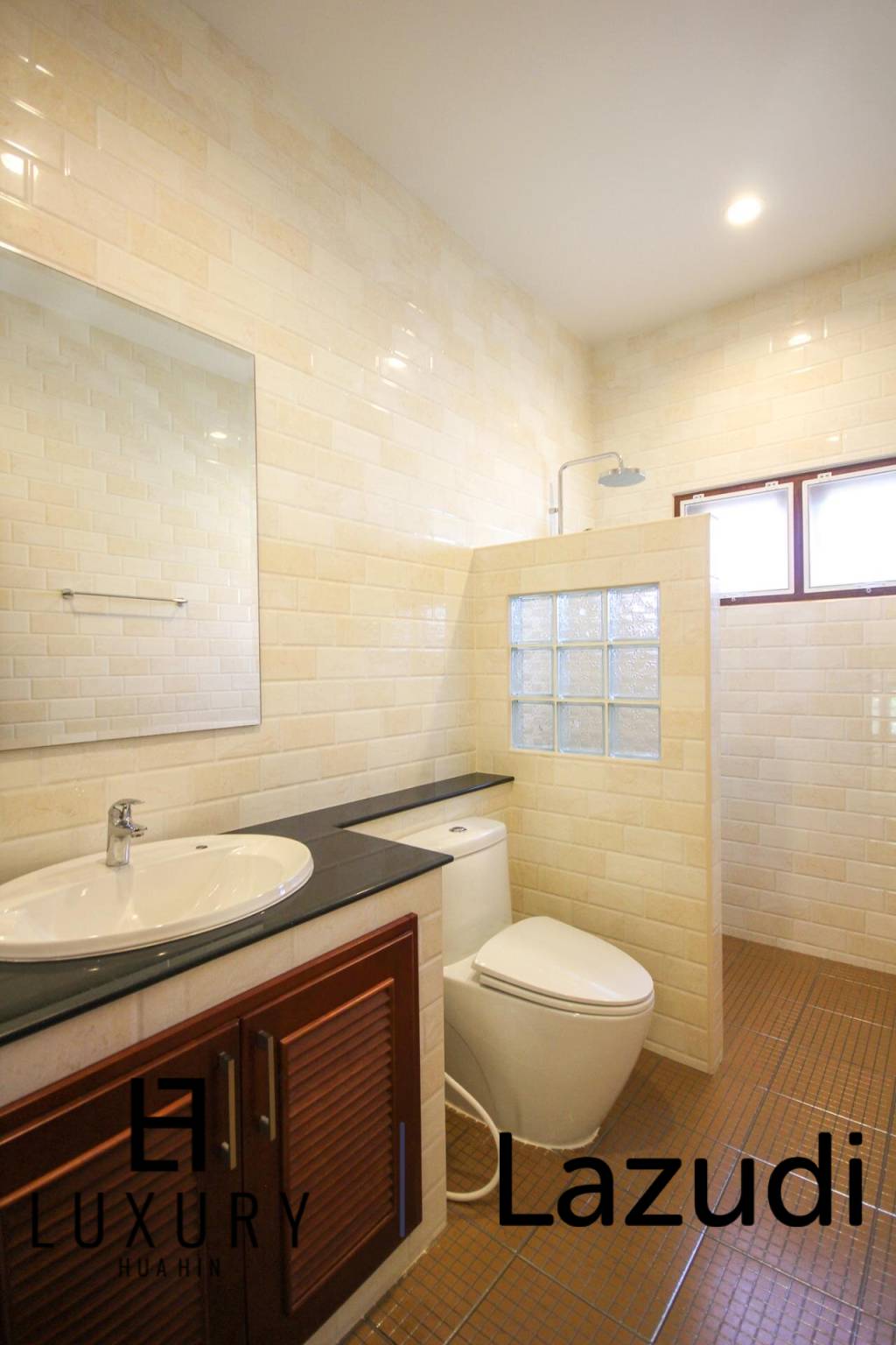 Nord Hua Hin: Neue Multi Level Pool Villa auf einem großen Grundstück