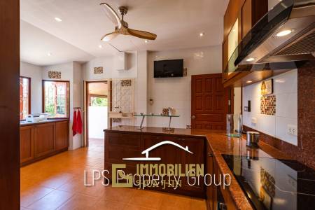 City Center 6 Bedroom Private Pool Villa For Sale on 1 Rai Land