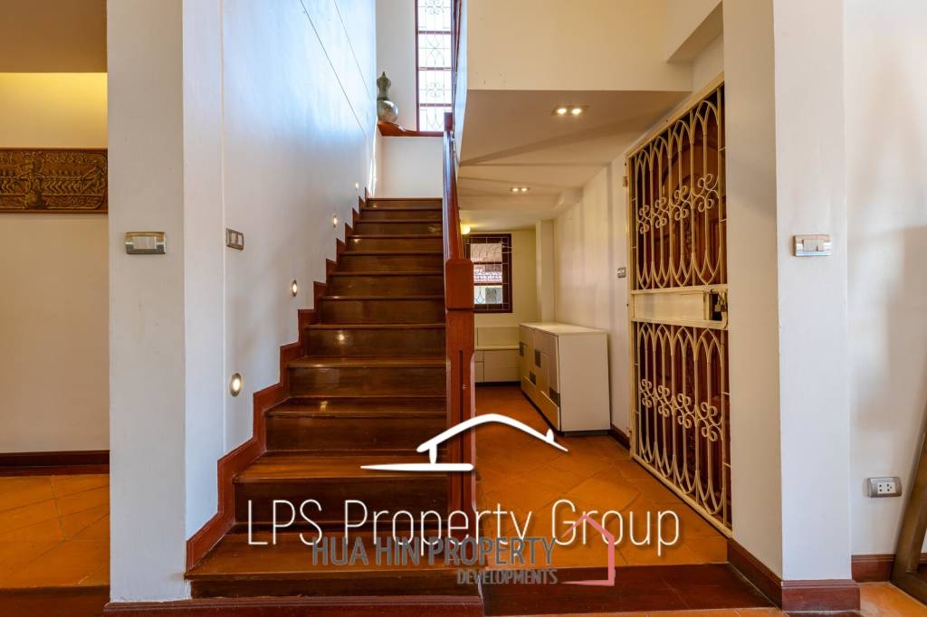 City Center 6 Bedroom Private Pool Villa For Sale on 1 Rai Land