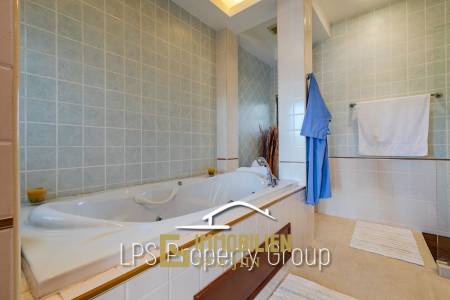 City Center 6 Bedroom Private Pool Villa For Sale on 1 Rai Land