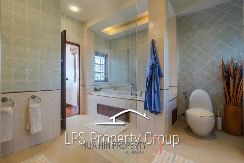 City Center 6 Bedroom Private Pool Villa For Sale on 1 Rai Land