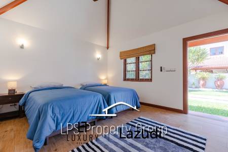 Zentral in der Stadt gelegene Private Pool Villa mit 6 Schlafzimmern auf 1.600 qm Land zum Verkauf