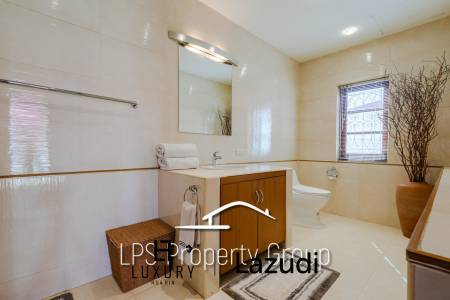 Zentral in der Stadt gelegene Private Pool Villa mit 6 Schlafzimmern auf 1.600 qm Land zum Verkauf