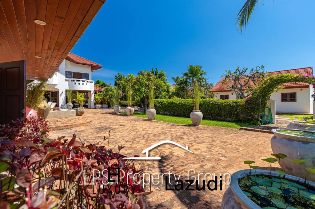 Zentral in der Stadt gelegene Private Pool Villa mit 6 Schlafzimmern auf 1.600 qm Land zum Verkauf