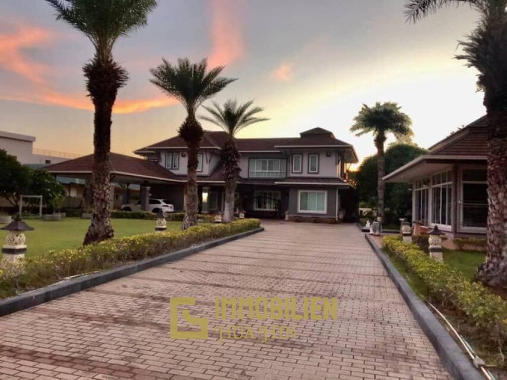 Palm Hils Golf Course: 2 Story 4 Bedroom Pool Villa