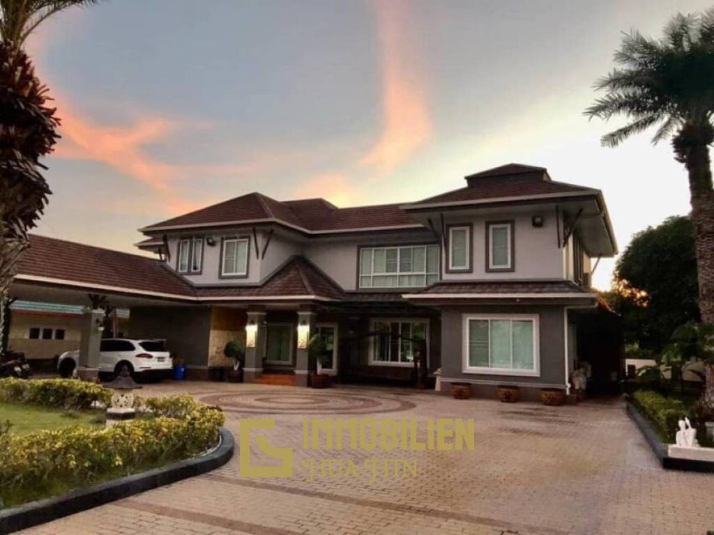 Palm Hils Golf Course: 2 Story 4 Bedroom Pool Villa