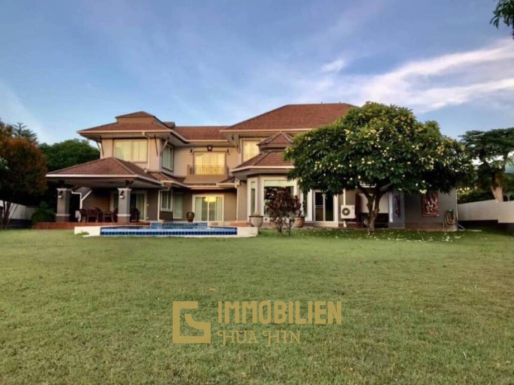 Palm Hils Golf Course: 2 Story 4 Bedroom Pool Villa