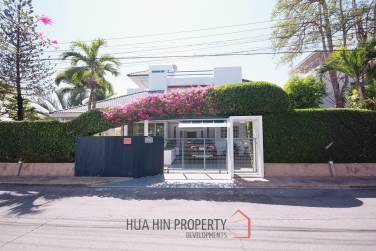 City center 3 bedroom villa walking distance from the beach