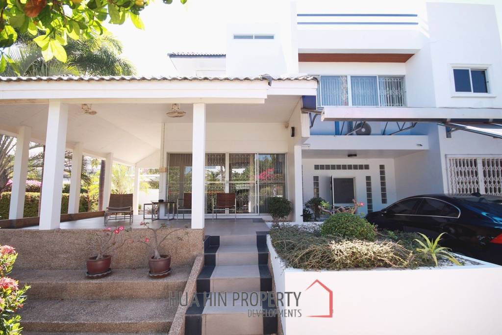 City center 3 bedroom villa walking distance from the beach