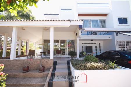 City center 3 bedroom villa walking distance from the beach
