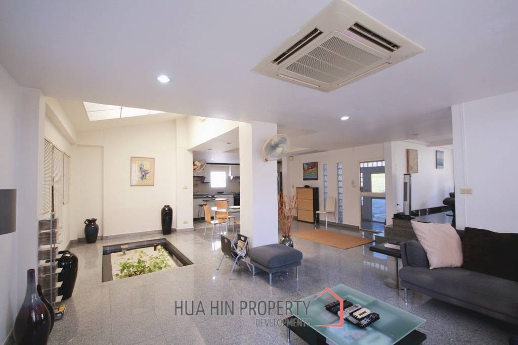 City center 3 bedroom villa walking distance from the beach