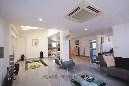 City center 3 bedroom villa walking distance from the beach