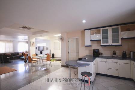 City center 3 bedroom villa walking distance from the beach