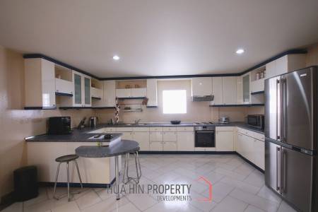 City center 3 bedroom villa walking distance from the beach
