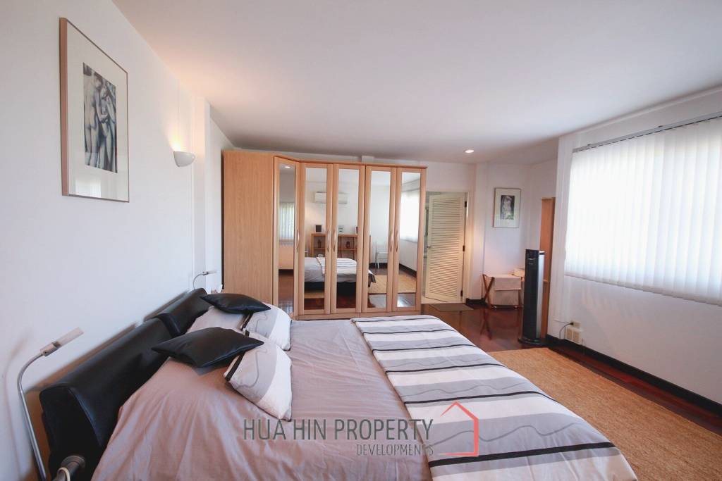City center 3 bedroom villa walking distance from the beach