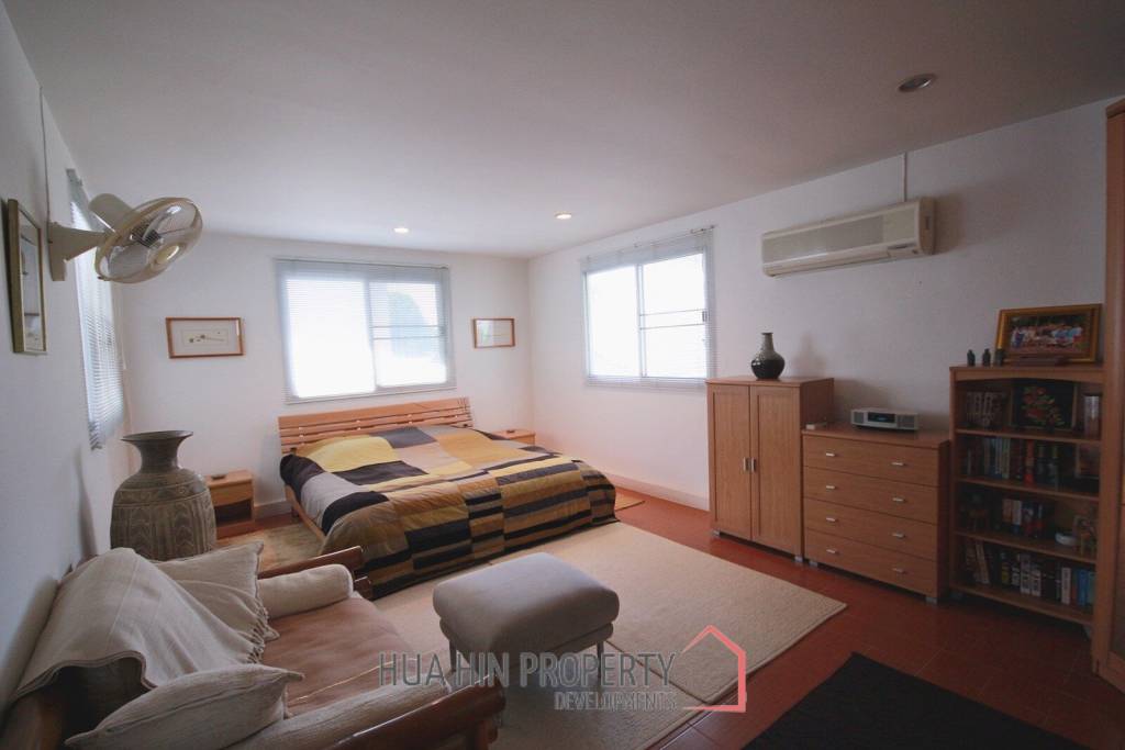 City center 3 bedroom villa walking distance from the beach