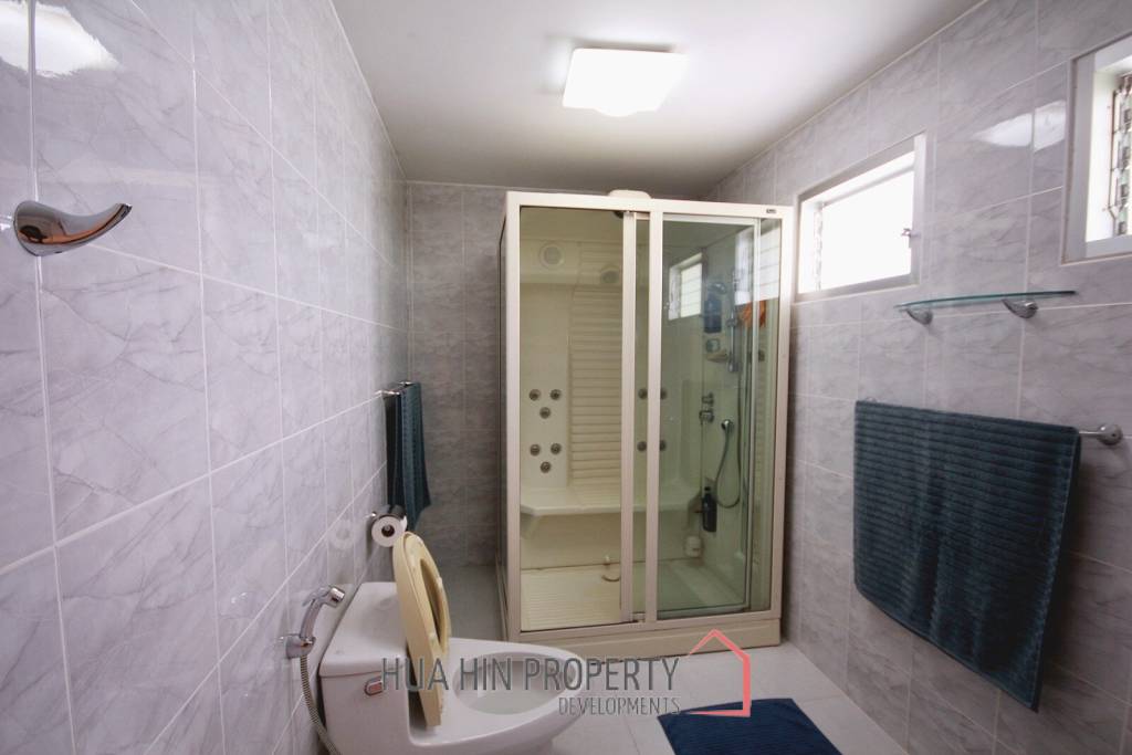 City center 3 bedroom villa walking distance from the beach