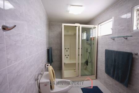 City center 3 bedroom villa walking distance from the beach