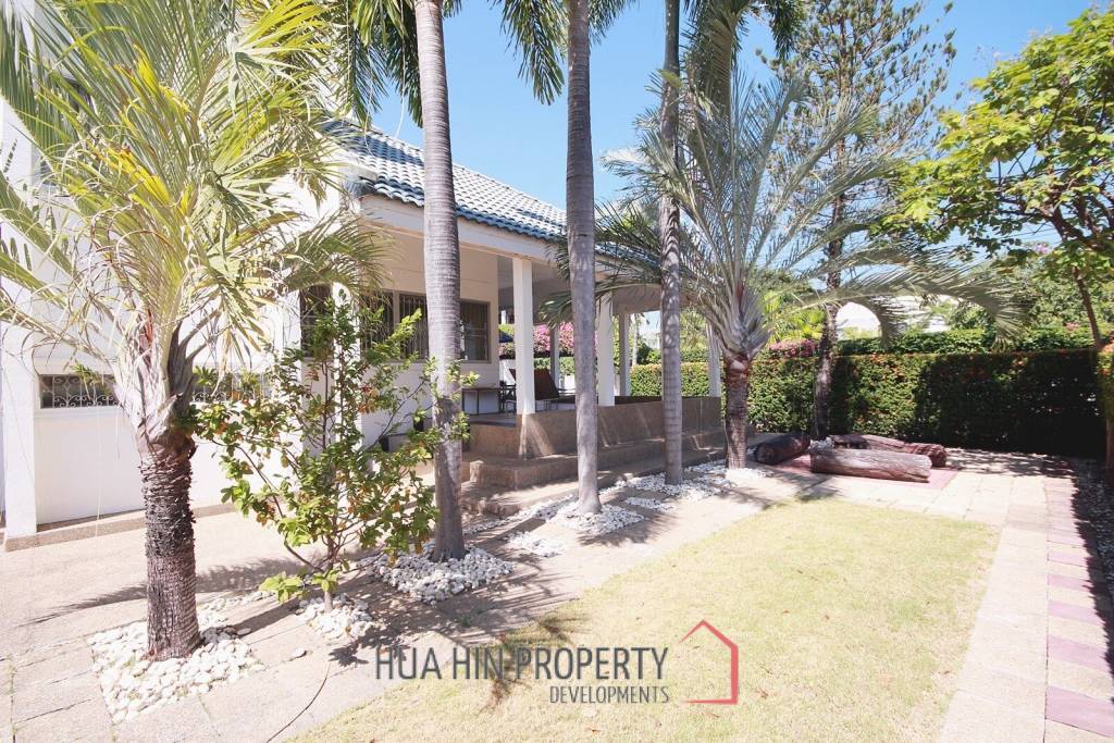 City center 3 bedroom villa walking distance from the beach