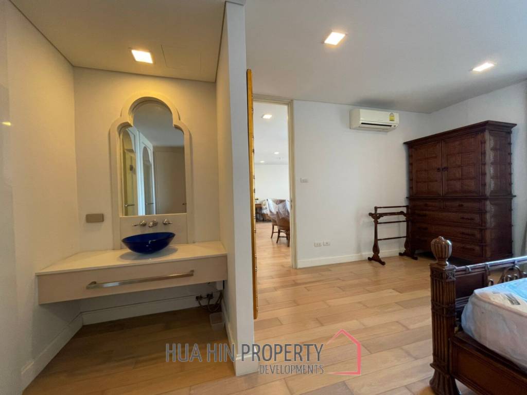 Stunning 3 Bed Condo with Sea and Pool View in town