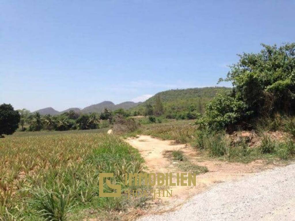 16 Rai (25.600 qm) schönes Grundstück mit Aussicht ganz in der Nähe des Banyan Golf Clubs