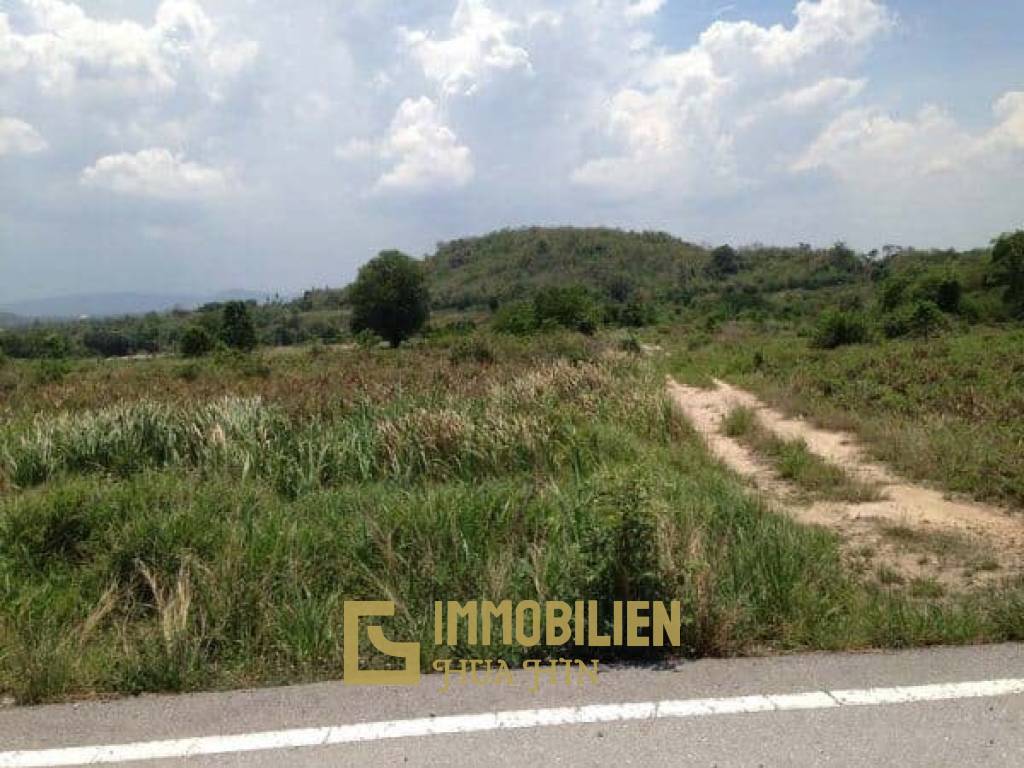 16 Rai (25.600 qm) schönes Grundstück mit Aussicht ganz in der Nähe des Banyan Golf Clubs