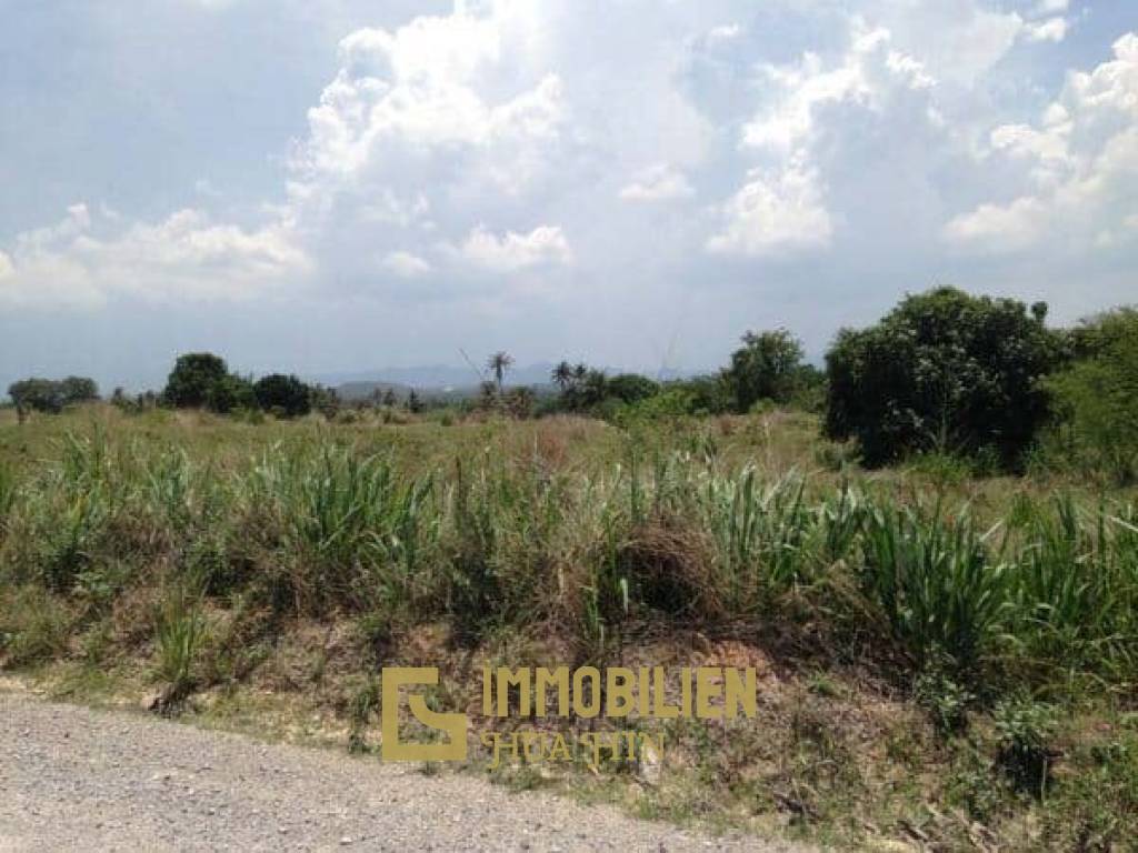16 Rai (25.600 qm) schönes Grundstück mit Aussicht ganz in der Nähe des Banyan Golf Clubs