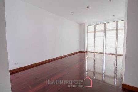 4 Bed Beachfront Condo