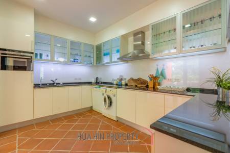 Beautiful 2 Bedroom Condo Near The Beach