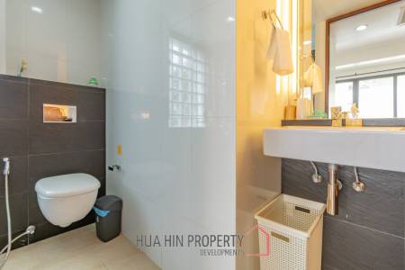 Beautiful 2 Bedroom Condo Near The Beach