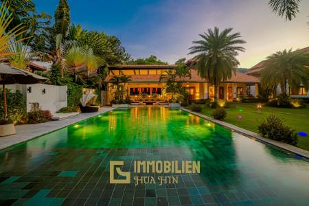 Wunderschön gestaltete. 5 Schlafzimmer Bali Residenz in der Nähe der Stadt und der Strände.