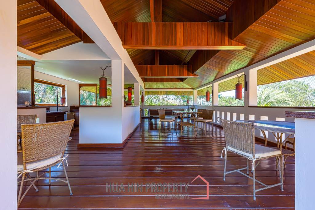 Beautiful Designed 5 Bedroom Bali Residence Close To Town and Beaches