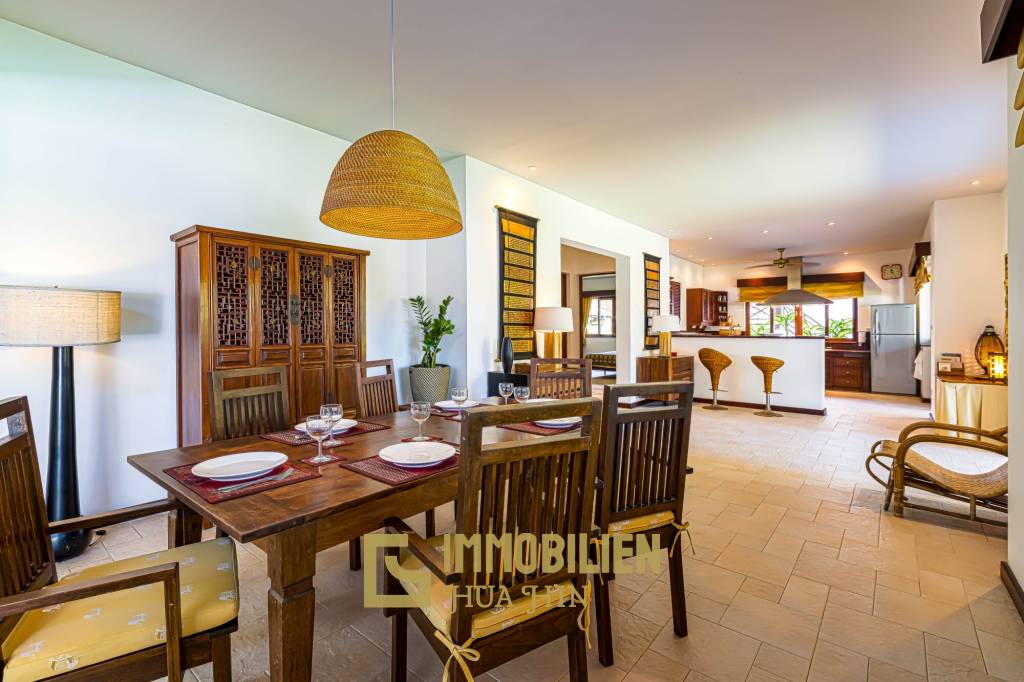 Wunderschön gestaltete. 5 Schlafzimmer Bali Residenz in der Nähe der Stadt und der Strände.