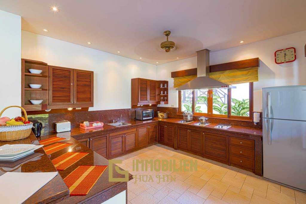 Wunderschön gestaltete. 5 Schlafzimmer Bali Residenz in der Nähe der Stadt und der Strände.