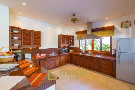 Wunderschön gestaltete. 5 Schlafzimmer Bali Residenz in der Nähe der Stadt und der Strände.