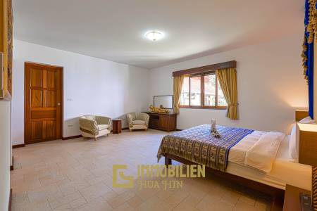 Wunderschön gestaltete. 5 Schlafzimmer Bali Residenz in der Nähe der Stadt und der Strände.
