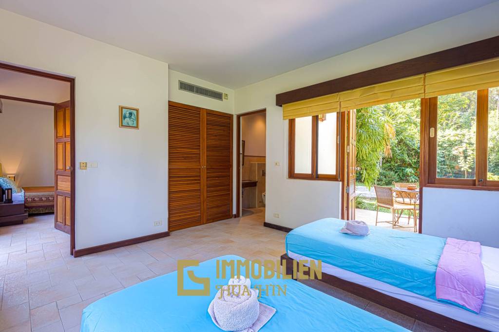 Wunderschön gestaltete. 5 Schlafzimmer Bali Residenz in der Nähe der Stadt und der Strände.
