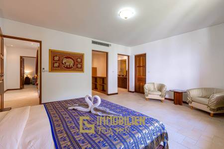 Wunderschön gestaltete. 5 Schlafzimmer Bali Residenz in der Nähe der Stadt und der Strände.