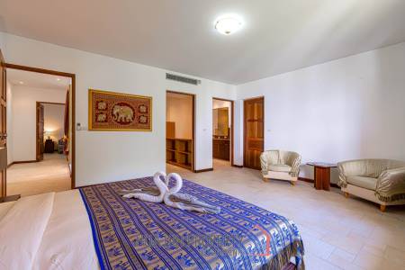 Beautiful Designed 5 Bedroom Bali Residence Close To Town and Beaches