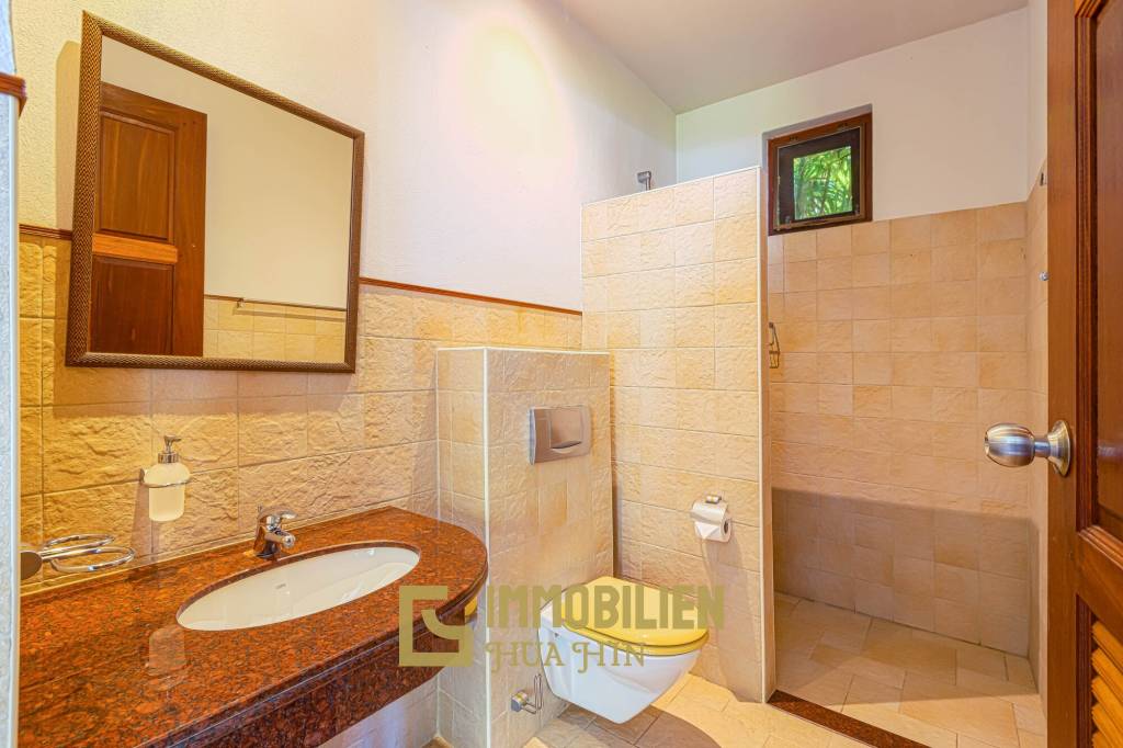 Wunderschön gestaltete. 5 Schlafzimmer Bali Residenz in der Nähe der Stadt und der Strände.