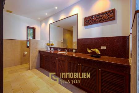 Wunderschön gestaltete. 5 Schlafzimmer Bali Residenz in der Nähe der Stadt und der Strände.