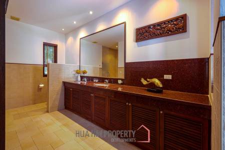 Beautiful Designed 5 Bedroom Bali Residence Close To Town and Beaches