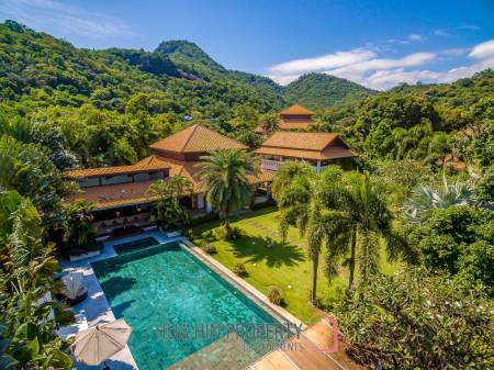 Beautiful Designed 5 Bedroom Bali Residence Close To Town and Beaches