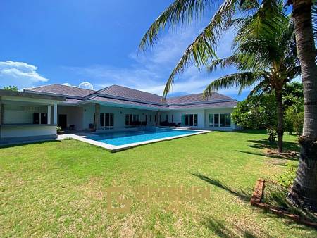 Sehr gut präsentierte 4 Schlafzimmer Pool Villa